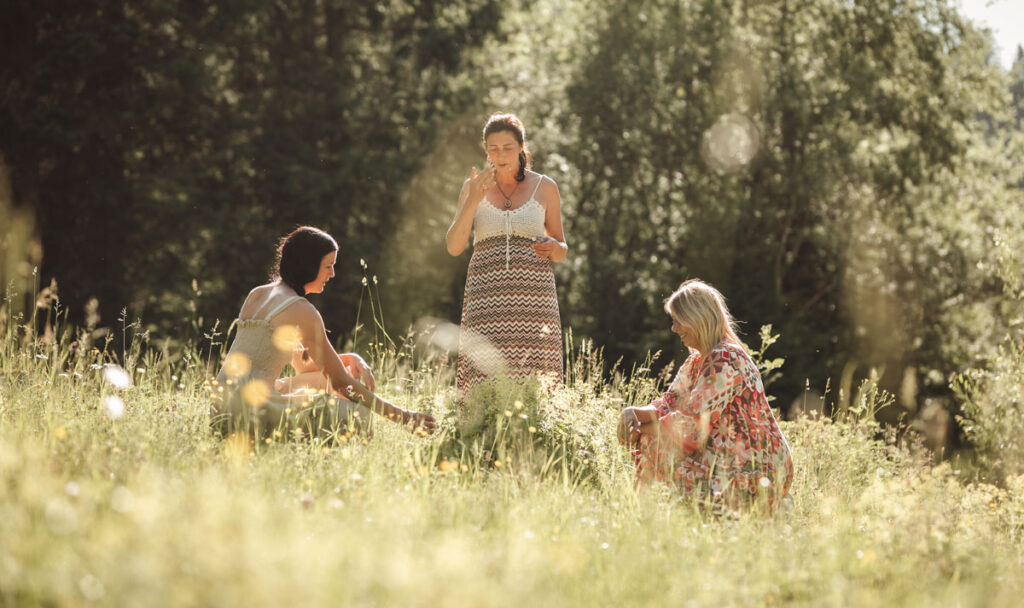 Kräuterspaziergang mit Angelina Kronberger am Achensee in Tirol - Kräuter Herz