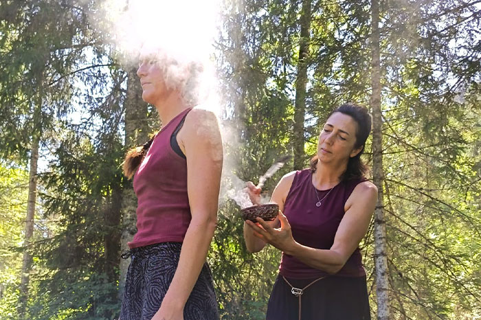 Räucherungen mit Angelina Kronberger am Achensee in Tirol - Kräuter Herz