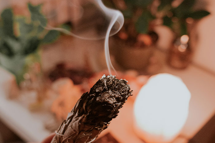 Räucherungen mit Angelina Kronberger am Achensee in Tirol - Kräuter Herz