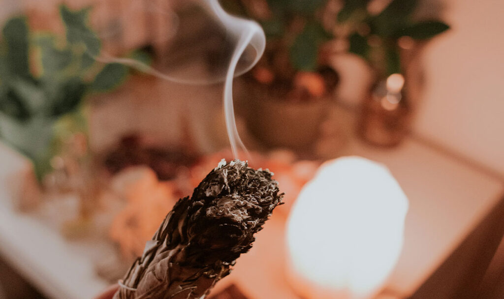 Räucherungen mit Angelina Kronberger am Achensee in Tirol - Kräuter Herz